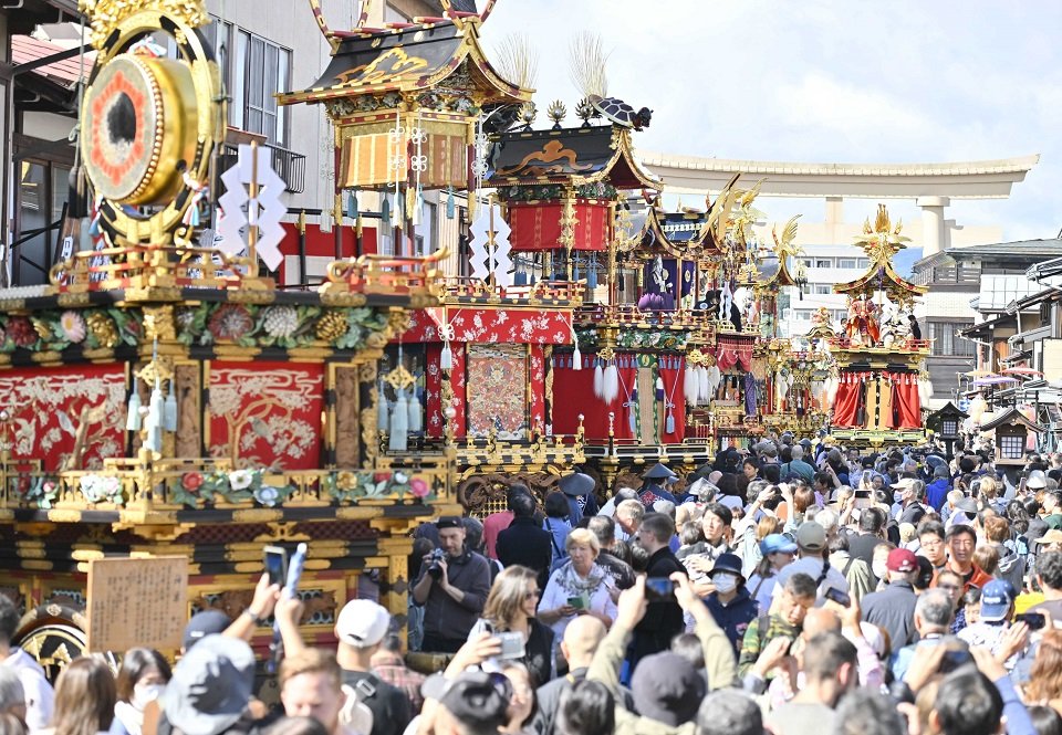 晴れ間に参道に曳きそろえられた豪華な祭り屋台＝１０日午前９時３４分、高山市八幡町