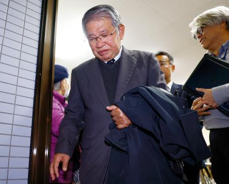 　沖縄１区で敗北し、事務所から引き揚げる共産党の赤嶺政賢氏＝８日深夜、那覇市