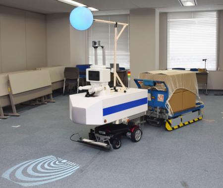 　ＪＲ東海が開発した、駅構内で重量物を自動搬送するロボットの試作機＝１６日午後、名古屋市