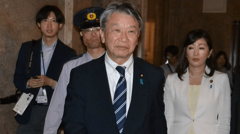 ２０日夜に参院本会議場に向かう大野泰正氏。進退に関する問い掛けにも無言を貫いた＝国会