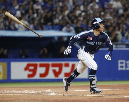 　７回ヤクルト無死一、三塁、茂木が右越えに逆転３ランを放つ＝神宮