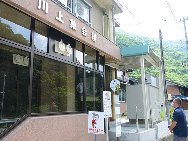 住民の一時避難場所となる川上集会場。気圧を高めて放射性物質の侵入を防ぐ陽圧化装置や電源などが導入された＝揖斐郡揖斐川町坂内川上