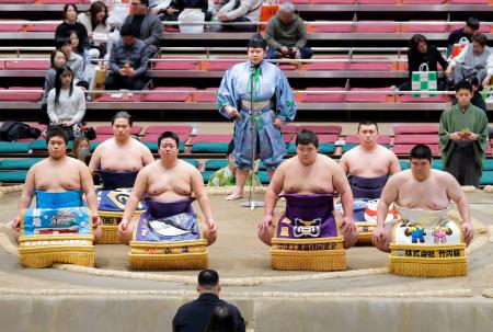 　新序出世披露で土俵に上がった力士たち＝両国国技館