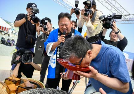 　「どろめ祭り」の男性の部で優勝した新居英樹さん＝２７日午後、高知県香南市