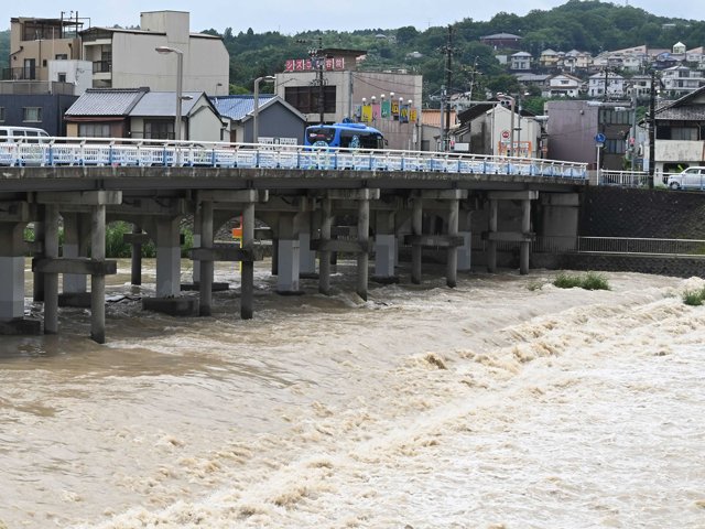 雨の影響で茶色く濁っている土岐川＝７日午前１０時５０分、多治見市栄町