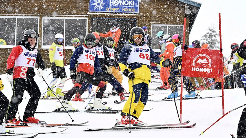 乗鞍大回転競技大会のコースの下見に向かう選手たち＝８日午前９時６分、高山市丹生川町久手、飛騨ほおのき平スキー場（撮影・堀尚人）