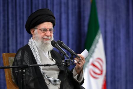　２０日、イランの首都テヘランで演説する最高指導者ハメネイ師（最高指導者事務所／ＷＡＮＡ提供・ロイター＝共同）