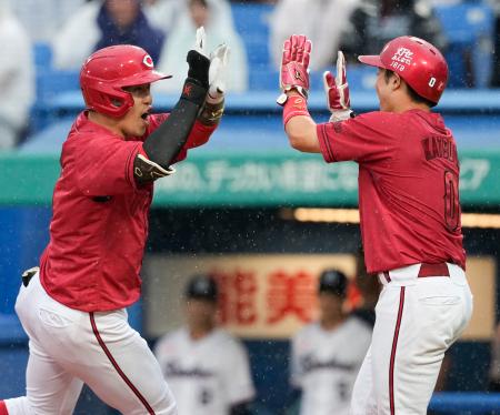 　５回広島無死一塁、代打小園が右越え２ランを放つ＝神宮