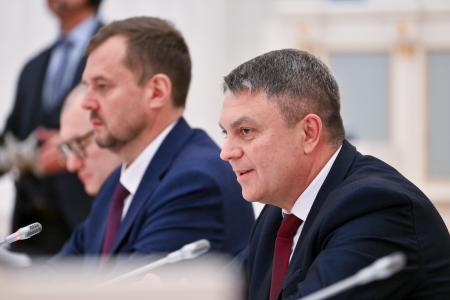 　ロシアが併合したウクライナ東部・南部４州の発展に関する政府会合に出席したルハンスク州のロシア側行政府トップ、パセチニク氏（右）＝６月３０日、モスクワ（タス＝共同）