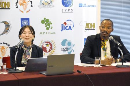 　日本記者クラブで記者会見する「Ｙｏｕｔｈ　ＴＩＣＡＤ　２０２５　実行委員会」の休場優希共同代表（左）と実行委員ネビバンガ・エビナさん＝１８日午前、東京都千代田区