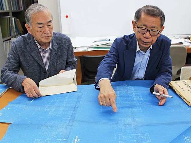 「岐阜城再建工事」と記された図面を広げ、柱や梁の配置から当時の工事に思いをはせる細谷典敬社長（右）＝岐阜市東金宝町、司設計