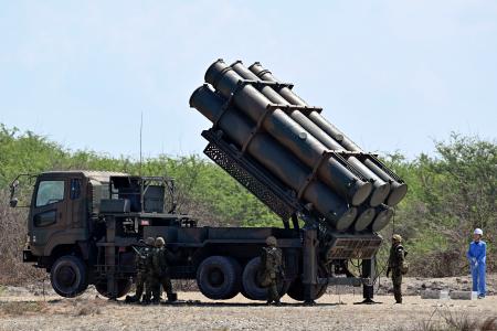 　８８式地対艦誘導弾の発射準備をする自衛隊員ら＝６日、フィリピン・パオアイ（共同）