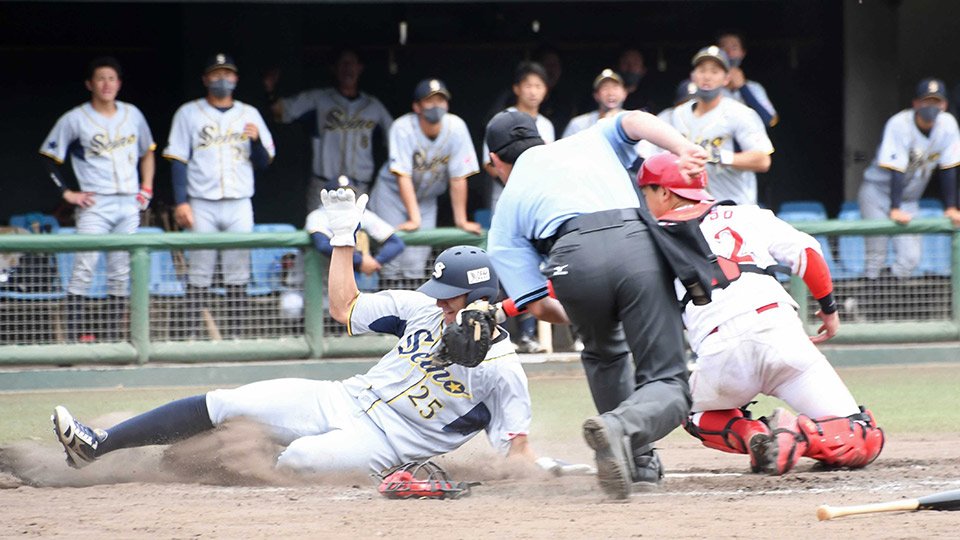 トヨタ自動車×西濃運輸＝８回表西濃運輸２死二塁、原田の遊内野安打で谷がホームを狙うがタッチアウト＝岡崎市民