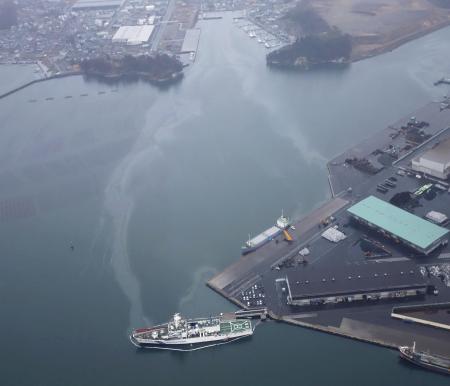　宮城県塩釜市の港に停泊する宮城海上保安部の巡視船「ざおう」（手前）から流出した重油＝３月（同部提供）