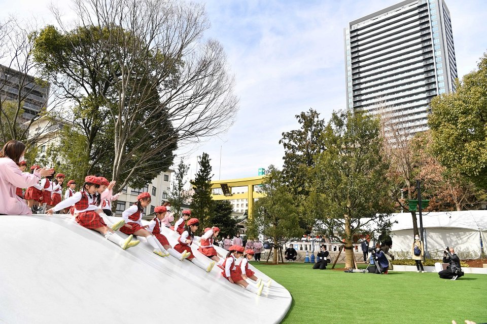 完成したセントラルパーク「金公園」の滑り台で遊ぶ園児＝４日午後１時４３分、岐阜市金町、同公園