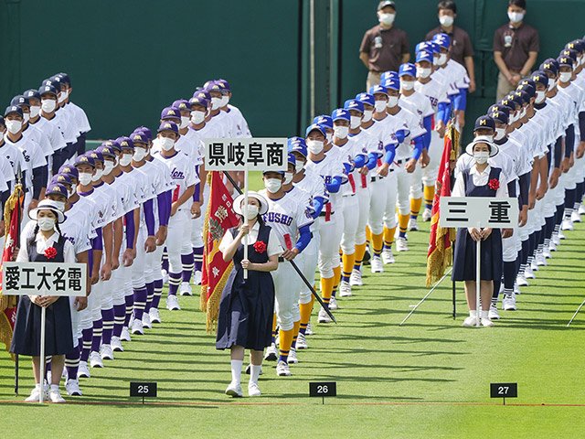 第１０３回全国高校野球選手権大会の開会式で行進する県岐阜商ナイン＝１０日、甲子園球場