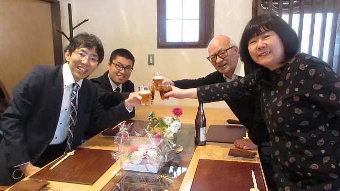 四段昇段を決めた高田明浩さん（中央左）と浩史さん（左端）を祝う森信雄さん夫妻＝２０２１年３月、兵庫県宝塚市内