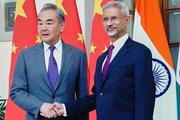 　１８日、会談した中国の王毅外相（左）とインドのジャイシャンカル外相＝ニューデリー（インド外務省提供・ＡＰ＝共同）