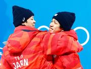 　男子スーパー団体の競技を終え、抱き合う小林陵侑（左）と二階堂蓮。悪天候のため２回目までの成績で順位が確定し、日本は６位だった＝プレダッツォ（共同）