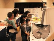 アイデアあふれる力作が並ぶ県発明くふう展＝岐阜市正木中、マーサ２１