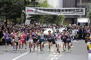 スタートする１区の選手たち＝東京・大手町