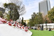 完成したセントラルパーク「金公園」の滑り台で遊ぶ園児＝４日午後１時４３分、岐阜市金町、同公園