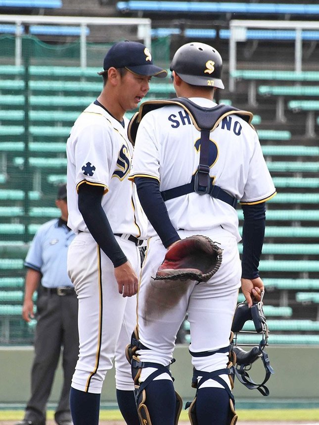 西濃運輸×日立製作所＝５回、ピンチでマウンドに集まる鈴木（左）と城野の西濃運輸バッテリー＝長良川