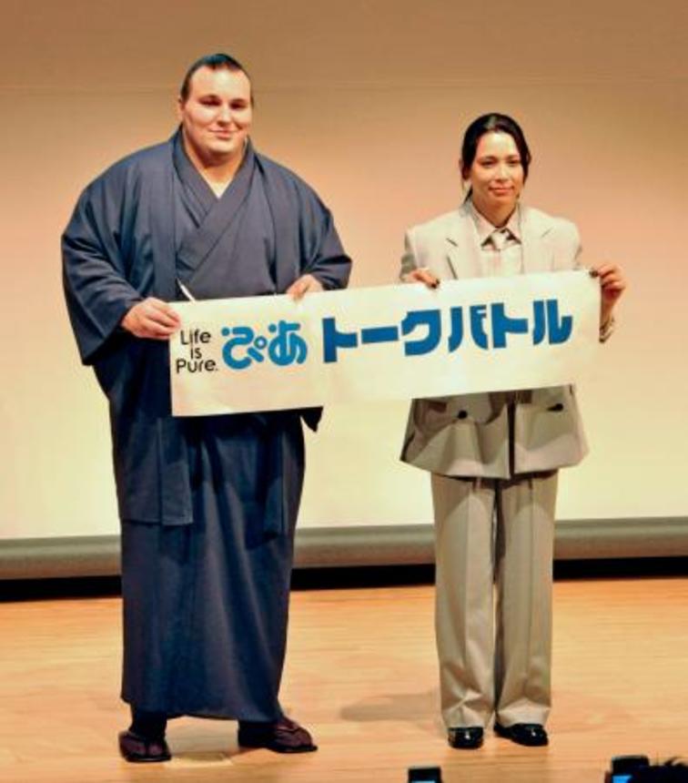 　トークイベントを行った安青錦（左）と出口クリスタさん＝４日、東京都内