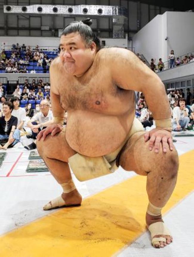 　夏巡業で稽古に臨む高安＝アリーナ立川立飛