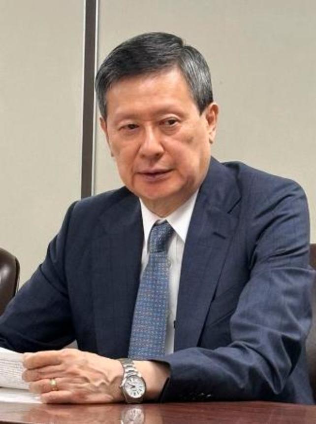 　提訴後に記者会見する重光宏之氏＝４日午後、東京・霞が関の司法記者クラブ
