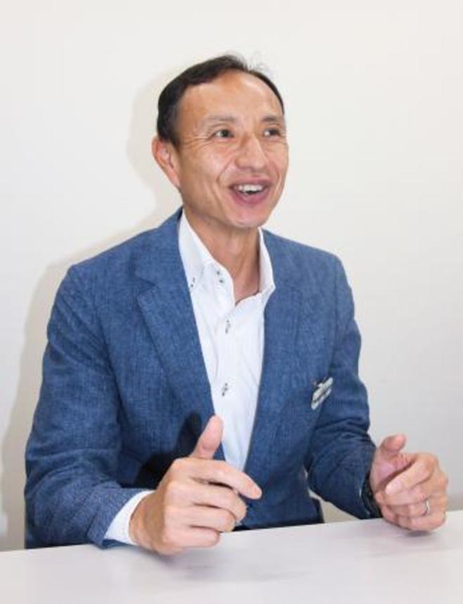 　インタビューに応じる西武池袋本店の寺岡泰博店長