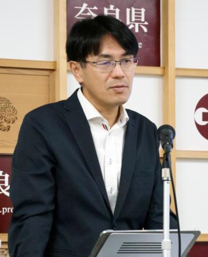 　記者会見する奈良県の山下真知事＝２日午前、奈良県庁