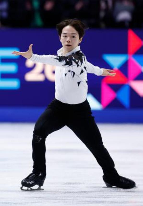 　男子ＳＰ　演技する鍵山優真＝プラハ（共同）