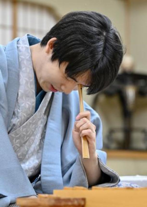 　第６６期王位戦７番勝負第５局で永瀬拓矢九段に敗れた藤井聡太王位＝２７日午後、徳島市