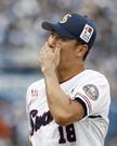 　５回を投げ終え、厳しい表情でベンチに戻るヤクルト・奥川。降板した＝神宮