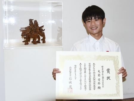 　「第２４回全国こども陶芸展ｉｎかさま」で、内閣総理大臣賞を受賞した大岩愛弥さんと作品「クロガネノトラ」＝１９日午前、茨城県笠間市
