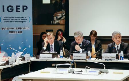 　国際賢人会議の公開イベントであいさつする岩屋外相（右端）＝２８日、米ニューヨーク（共同）