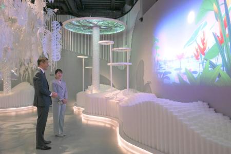 　シンガポール館を視察される天皇、皇后両陛下の長女愛子さま＝９日午前、大阪市此花区の夢洲（代表撮影）