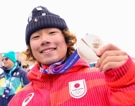 　ミラノ・コルティナ冬季五輪のスノーボード男子スロープスタイルで銀メダルを獲得し、笑顔を見せる長谷川帝勝＝１８日、イタリア・リビーニョ（共同）