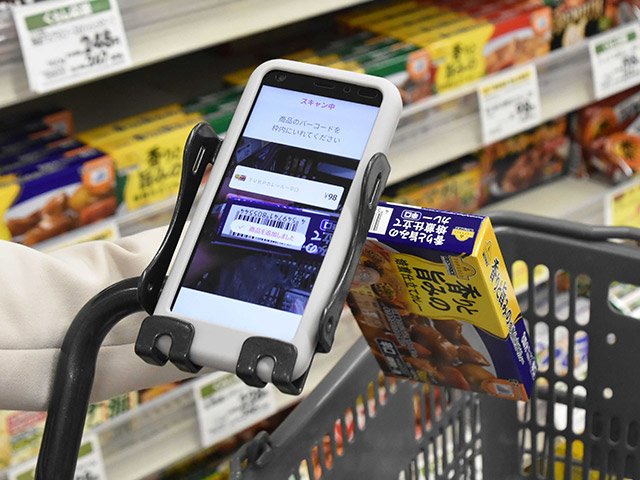 レジゴーで店舗が貸し出す専用スマートフォン＝岐阜市柳津町本郷、イオン柳津店