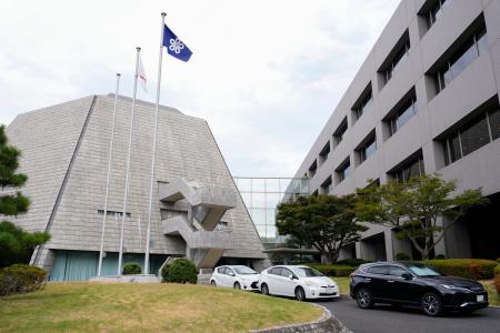 　福岡県議会棟＝１７日午前