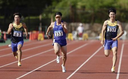 　男子１００メートル決勝　力走する小池祐貴（中央）。右は多田修平＝たけびしスタジアム京都