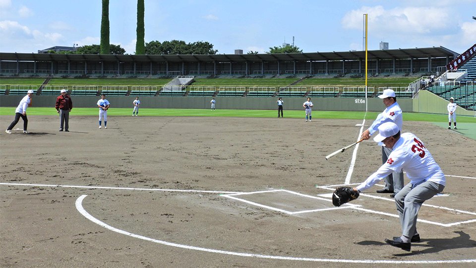 柴橋正直岐阜市長が投手、古田肇知事が打者を務めた始球式＝同