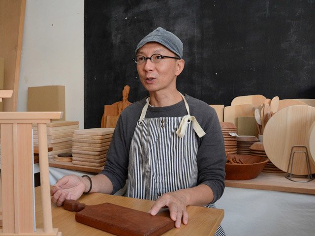 「人に喜ばれる商品を提供していきたい」と語る福井賢治代表＝本巣郡北方町北方、ウッドペッカー