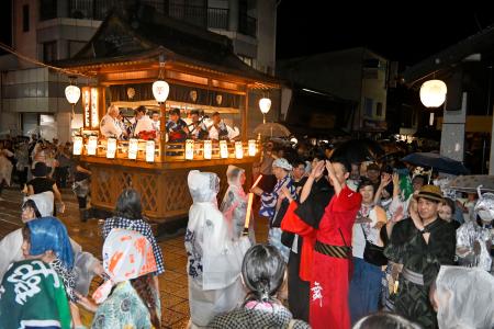 　岐阜県郡上市で始まった「郡上踊」の「徹夜おどり」＝１３日夜