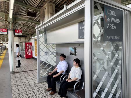 　大阪メトロ朝潮橋駅に設置された、扉がなくても涼しい待合ブース＝７日午前、大阪市港区