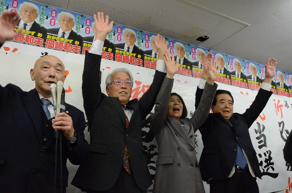 支持者と万歳三唱して喜ぶ岡崎和夫さん（左から２人目）＝揖斐郡池田町萩原、選挙事務所