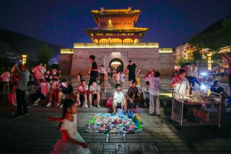 　中国陝西省延安市の観光地を訪れた人たち＝２７日（共同）