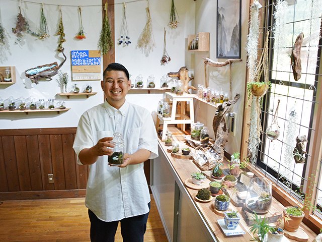 コケのテラリウムが並ぶギャラリー兼アトリエを開設した児玉直樹さん＝関市板取、ＦＯＲＥＳＴ　ＫＮＯＴ