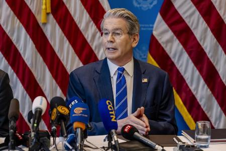 　ジュネーブで記者会見するベセント米財務長官＝１２日（Ｊｅａｎ−Ｃｈｒｉｓｔｏｐｈｅ　Ｂｏｔｔ／Ｋｅｙｓｔｏｎｅ提供・ＡＰ＝共同）